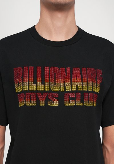 Svart bomull t-skjorte med stor tekst "BILLIONAIRE BOYS CLUB" i gradient rhinestener fra rød til gul. Korte ermer og rund hals.