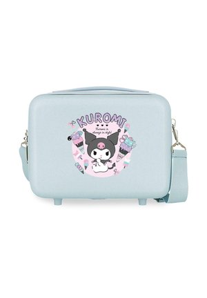 Bolso rectangular azul claro con asa y correa, con el personaje Kuromi rodeado de conos de helado en tonos pastel y el texto "Kuromi siempre está a la moda."