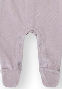 Body de bebé suave color lavanda con lunares blancos. Cuenta con cierres de presión, piernas cubiertas y una tela lisa y texturizada.