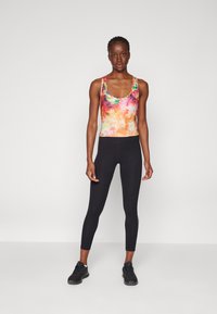 Nebbia SPORTY SLIM FIT CROP TANK - Toppi - rainbow dye