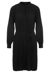 Robe noire plissée avec des manches longues, un col rond, une ouverture en forme de clé à l'avant et une ceinture assortie. Tissu lisse avec texture côtelée.