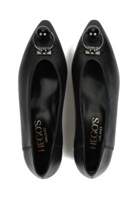 Czarne skórzane baleriny z ostro zakończonymi noskami, z okrągłym czarnym akcentem i metalowym pierścieniem na każdym palcu, oraz dyskretnym logo wewnątrz.