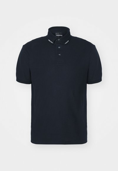 Mörkblå piké i bomull med klassisk krage, treknappsstängning och varumärke på kragen. Kort ärm.