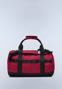 Sac de sport rouge en tissu durable avec une poignée rembourrée, des accents noirs et une bandoulière réglable. Dispose d'une fermeture éclair et d'un détail avec logo.