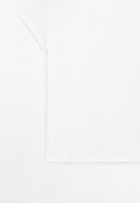 Weißes kurzärmliges T-Shirt aus weicher Baumwolle. Mit klassischem Rundhalsausschnitt und lockerer, gerader Passform. Glatte Textur, minimalistisches Design.