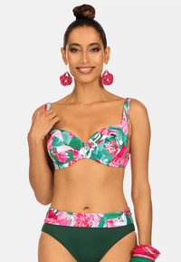 Floralny zestaw bikini z różowo-zielonym wzorem, z miseczkami na drucie i wysokimi majtkami w ciemnozielonym kolorze. Zawiera pasujące akcesoria.