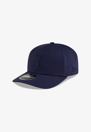 Cappellino da baseball blu navy con logo ricamato, corona strutturata e visiera curvata. Dotato di cinturino regolabile e occhielli di ventilazione.