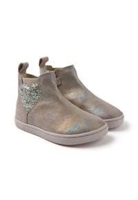 Stivaletti metallici rosa per bambini con cerniere laterali e decorazioni a forma di cuore argentato luccicanti sui lati esterni.