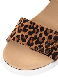 Sandalia de punta abierta con una amplia correa de estampado de leopardo en marrón y negro y plantilla acolchada beige.