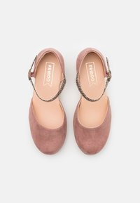 Roze suède balletslippers met een enkelbandje met een lederen accent in luipaardprint. Rond neusstuk, gladde textuur en leren binnenzool.