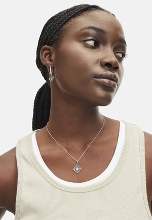 Zilveren sieradenset met een diamanten hanger en bijpassende oorbellen. De oorbellen hebben een gestructureerde afwerking en zijn bevestigd met een klaphaak.