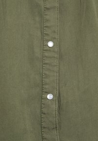 VILA VIBISTA SU-NOOS - Blusa com botões - four leaf clover