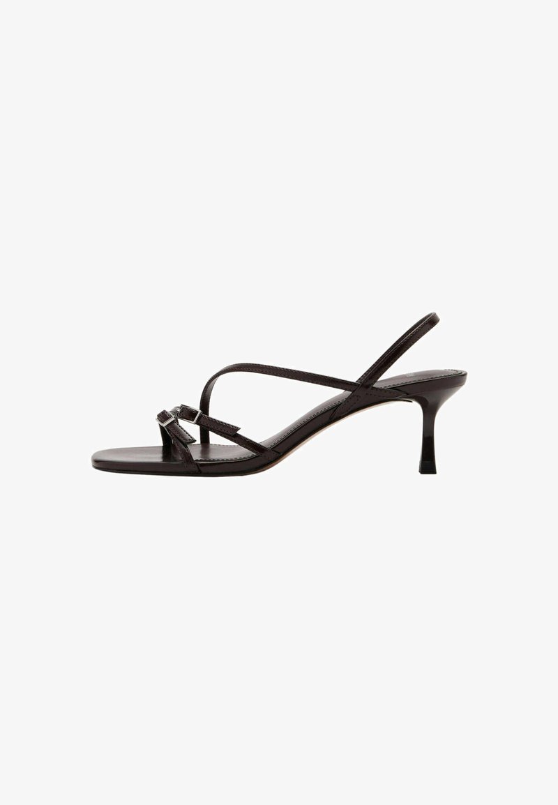 Sandale noire en cuir à talon haut avec fines lanières, bout ouvert et talon slingback, présentée sur fond blanc.