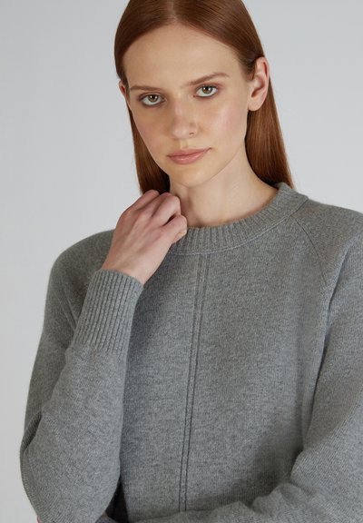 Maglione grigio in lana con scollatura a girocollo a coste, maniche lunghe e sottili cuciture verticali per un tocco di texture. Tessuto morbido e leggero.