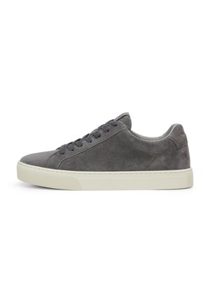 Grijze suède sneaker met een laag ontwerp, ronde neus en platte witte rubberen zool. Voorzien van een platte grijze vetersluiting en minimale stiksels.