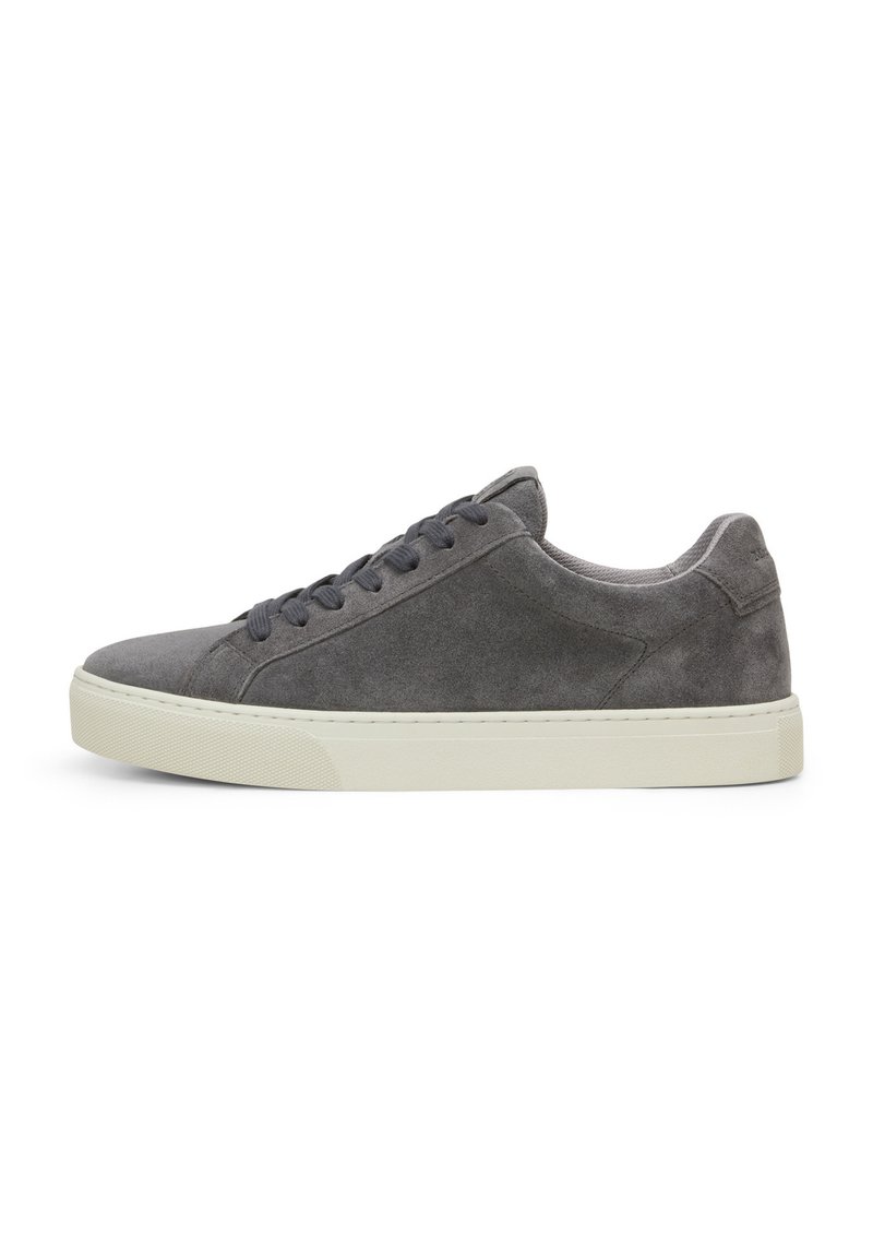 Graue Wildledersneaker mit einem Low-Top-Design, runder Zehenform und flacher weißer Gummisohle. Merkmale sind flache graue Schnürsenkel und minimale Nähte.