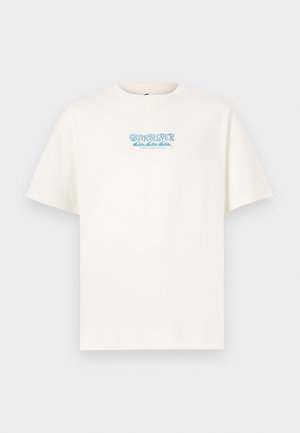 Biała koszulka z krótkim rękawem z małym niebieskim logo Quiksilver i wzorem fali umieszczonym centralnie w pobliżu linii szyi.