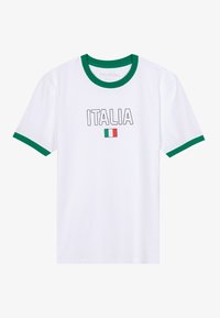 Camiseta de algodón blanca con cuello y mangas acanalados verdes. Presenta la palabra "ITALIA" y un pequeño gráfico de la bandera italiana.