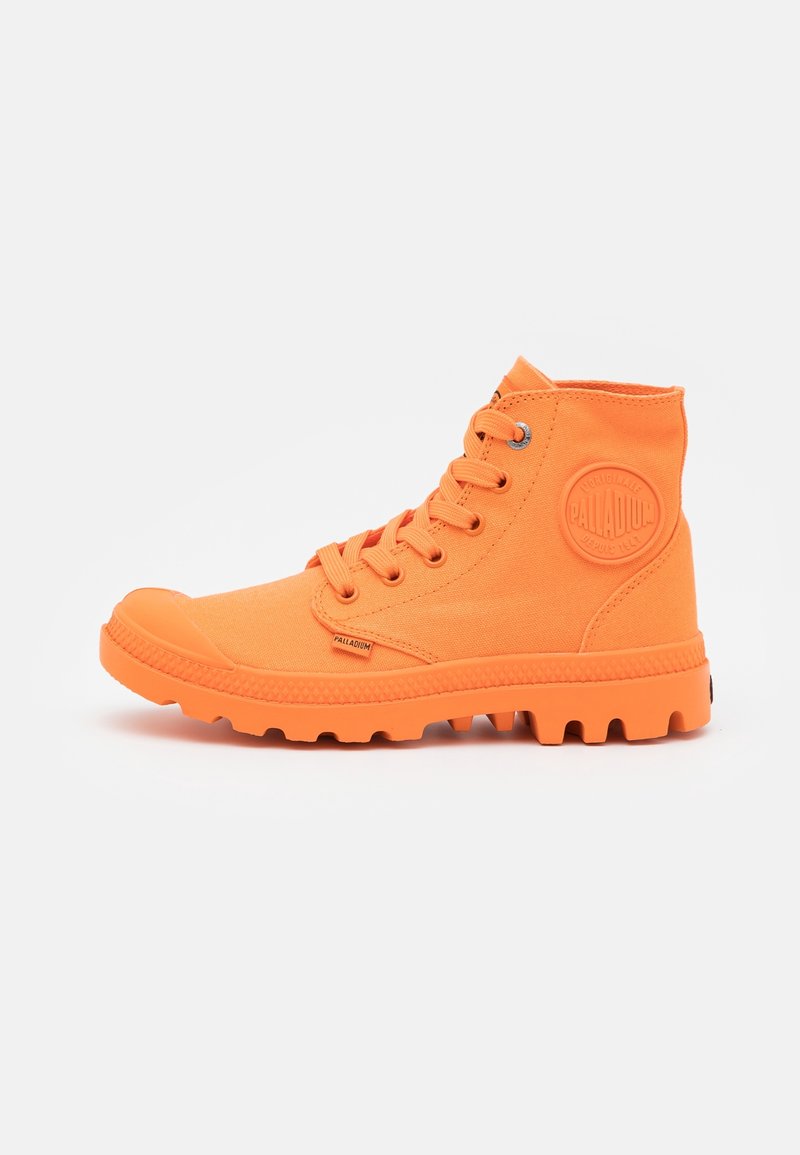 Zapatillas deportivas alta naranja hechas de lona con suelas de goma, que presentan un logo redondo, diseño con cordones y detalles de agarre texturizado.