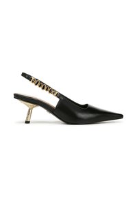 Décolleté in pelle nera con cinturino, dalla punta affusolata, accentuata da un dettaglio circolare in oro sulla fascia e un tacco con texture argentata.