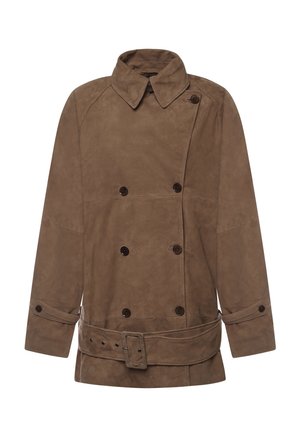 Cappotto doppiopetto in pelle scamosciata marrone con ampio colletto, polsini con bottoni e cintura abbinata con fibbia in vita.