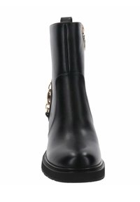 Zwarte leren enkelboot met een gladde afwerking, voorzien van een gouden kettingaccent en een lipje aan de achterkant. Geribbelde rubberen zool.