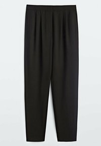 Czarne spodnie wykonane z gładkiego materiału, o prostym kroju, z bocznymi plisami i elastycznym paskiem w talii dla wygodnego dopasowania.