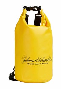 Sárga vízálló hátizsák, tartós anyagból készült. Húzózsinórral záródik, fekete állítható pántokkal, sötét betűtípussal ellátott logóval.