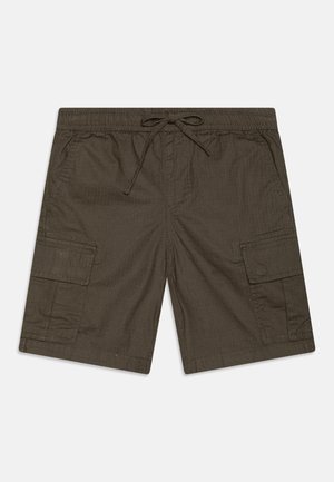 Brune cargoshorts med elastisk talje, snøre, sidelommer og klaplommer på en ensfarvet lys baggrund.