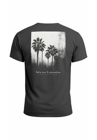 Schwarzes Baumwoll-T-Shirt mit einem weißen Grafikdesign von Palmen in einem rechteckigen Rahmen, darunter der Text "Bring mich ins Paradies".