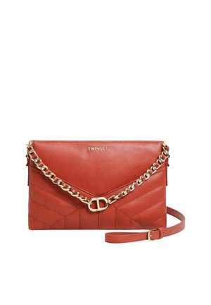 Borsa clutch Twinset in pelle rossa con motivo trapuntato, dettaglio in catena dorata e tracolla regolabile su sfondo bianco.