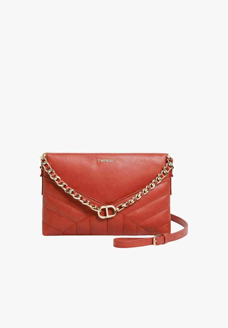 Rød læder Twinset clutch taske med quiltet mønster, guldkædedetalje og justerbar rem på hvid baggrund.
