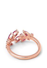 Anello in oro rosa con accenti floreali e gemme viola. Design delicato che include forme rotonde e ovali con finitura lucida.