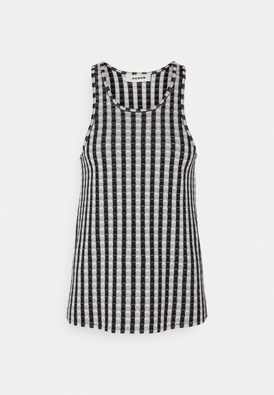 Μαύρο και άσπρο ριγέ τοπ, φτιαγμένο από υφαντό ύφασμα με στρογγυλή λαιμόκοψη και χωρίς μανίκια. Οι οριζόντιες ρίγες σχηματίζουν ένα σχέδιο καρό.