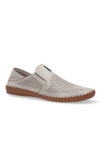 Svetle šedé slip-on boty vyrobené z perforované kůže s hnědou gumovou podrážkou a detaily v šití. Obsahují malý zelený a červený akcent.