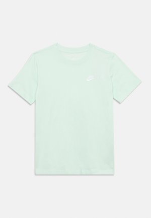 Camiseta de manga corta verde menta de algodón suave, con un logo blanco de Nike en la parte superior izquierda del pecho. Diseño clásico con cuello redondo.