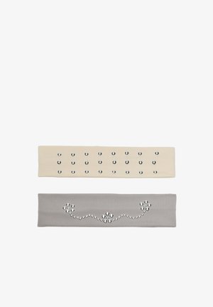 Dve pravokotni tkaninski trakovi za glavo, eden bež z vrstami treh srebrnih zakovic, drugi siv z srebrnimi zakovicami v obliki cvetličnega vzorca.