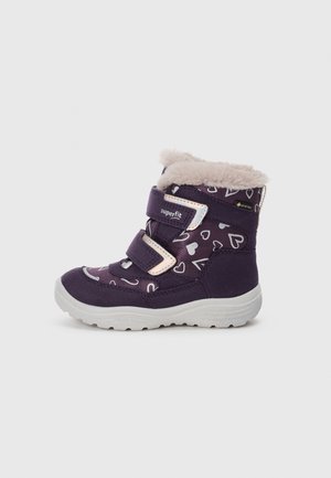 Stivale invernale viola con motivi a cuore, dotato di due fasce in velcro, trim in pelliccia sintetica e suola in gomma bianca per una buona aderenza.