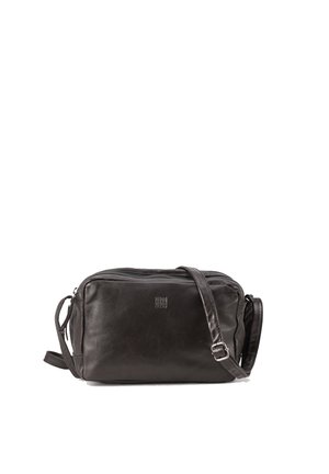 Schwarze Leder-Umhängetasche mit Reißverschluss, glatter Textur, verstellbarem Trageriemen und eingeprägtem Logo auf der Vorderseite. Rechteckige Form.