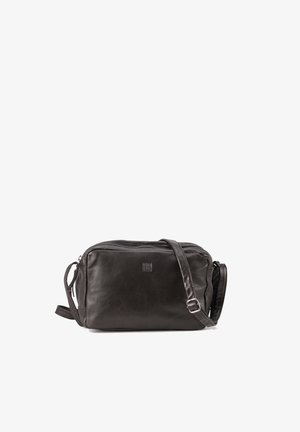 Crna kožna torba preko tijela s zatvaračem na otvoru, glatke teksture, podesivim remenom i ugraviranim logotipom sprijeda. Pravokutnog oblika.