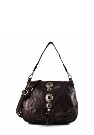 Bolso de hombro de cuero marrón oscuro con adornos metálicos plateados decorativos y un fleco en la solapa frontal, con una correa ajustable.