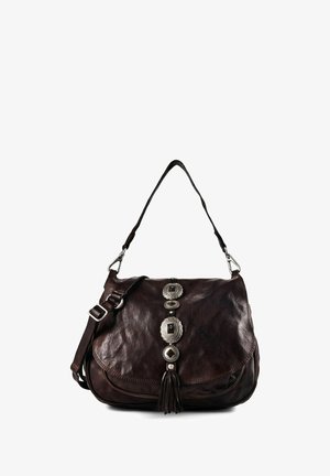 Borsa a tracolla in pelle marrone scuro con dettagli decorativi in metallo argentato e nappina sulla patta frontale, con tracolla regolabile.