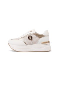 Sneaker bianca con tomaia in tessuto beige a fantasia, caratterizzata da un accento con logo, colletto imbottito e suola spessa per un'altezza maggiore.