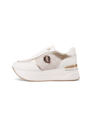 Sneaker bianca con tomaia in tessuto beige a fantasia, caratterizzata da un accento con logo, colletto imbottito e suola spessa per un'altezza maggiore.