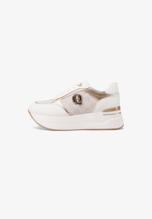 Sneaker bianca con tomaia in tessuto beige a fantasia, caratterizzata da un accento con logo, colletto imbottito e suola spessa per un'altezza maggiore.