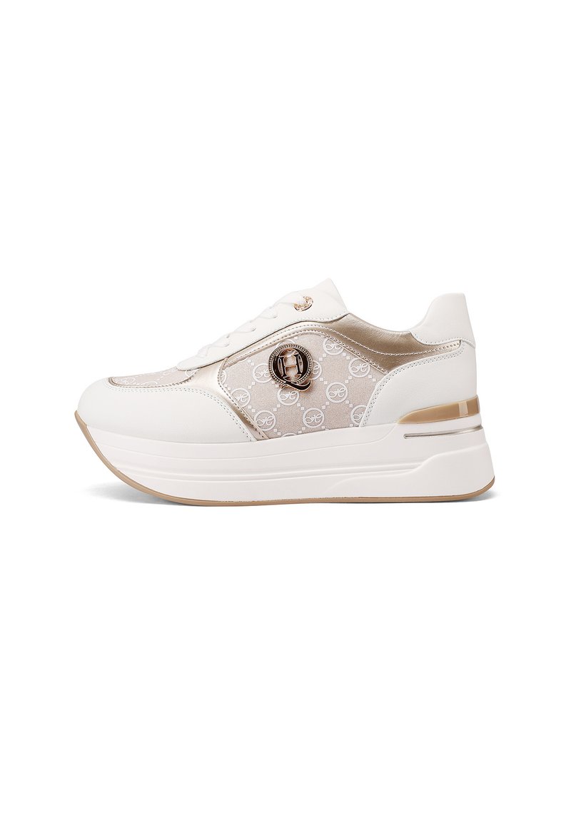 Sneaker bianca con tomaia in tessuto beige a fantasia, caratterizzata da un accento con logo, colletto imbottito e suola spessa per un'altezza maggiore.