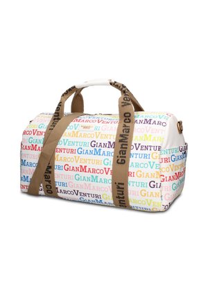 Sac de sport blanc recouvert de texte multicolore "GianMarcoVenturi" avec des poignées en tissu marron également imprimées "GianMarco".