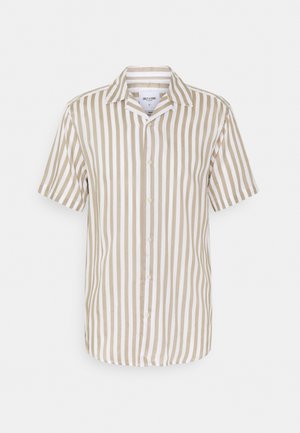 Beige en wit verticale gestreepte blouse met korte mouwen en knopen, met een kraag, getoond op een effen witte achtergrond.