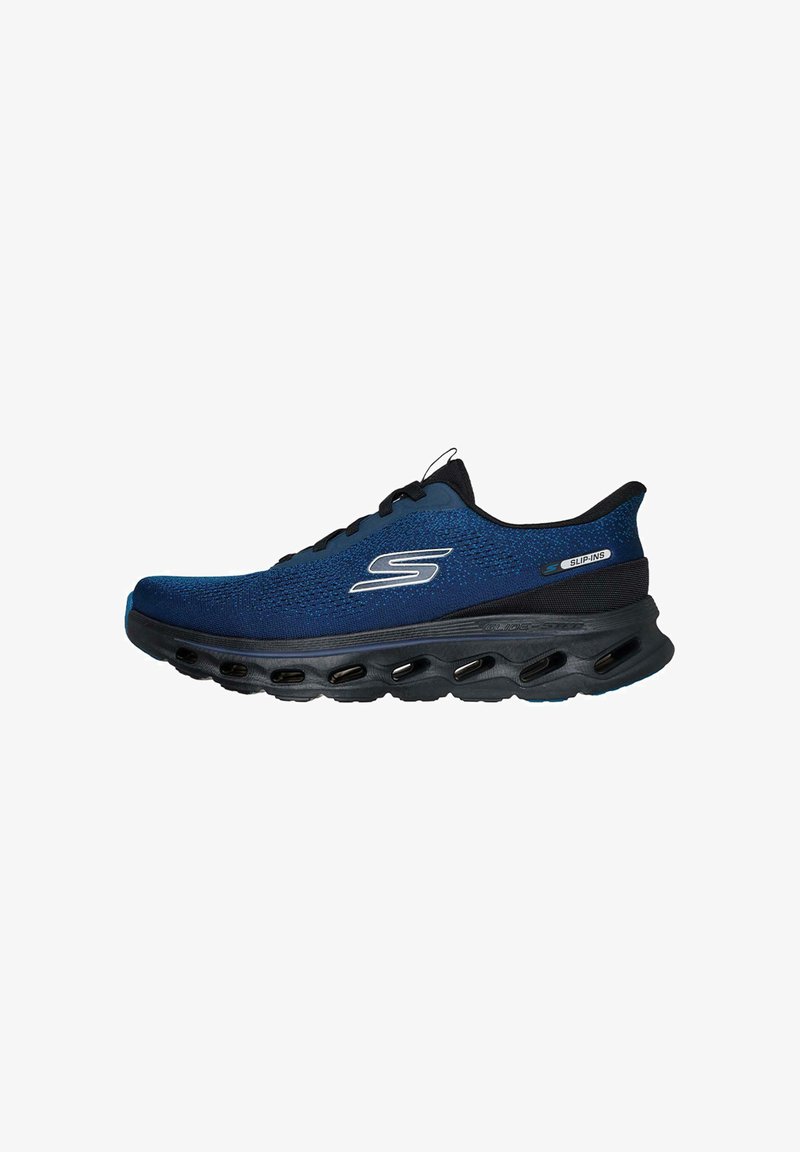 Zapatilla deportiva azul con parte superior de tejido texturizado, acentos negros y una suela acolchada que presenta bolsas de aire visibles y un diseño aerodinámico.