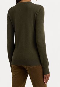 Olivgrön tröja med långa ärmar och ribbade muddar, med en enkel rund halsringning och en slät stickad yta.